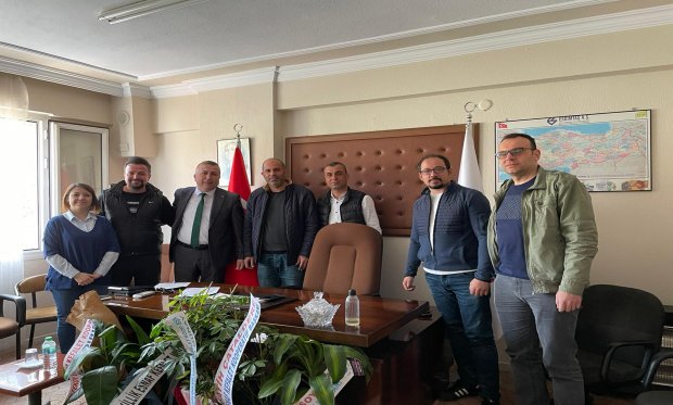Alaşehir Madeni Sanatkarlar Odamıza hayırlı olsun ziyaretine gelen Denizbank şube müdürümüz Sn.Ferhat Şen ve Sn.Yasemin hanımı Odamızda ağırladık.