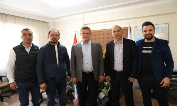 Alaşehir Madeni Sanatkarlar Odamıza hayırlı olsun ziyaretine gelen Alaşehir Belediye Başkanımız Sn.Ahmet Öküzcüoğlu'nu Odamızda ağırladık.